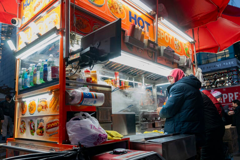 Nueva York celebra a sus 20.500 vendedores de comida callejera con una exposición histórica