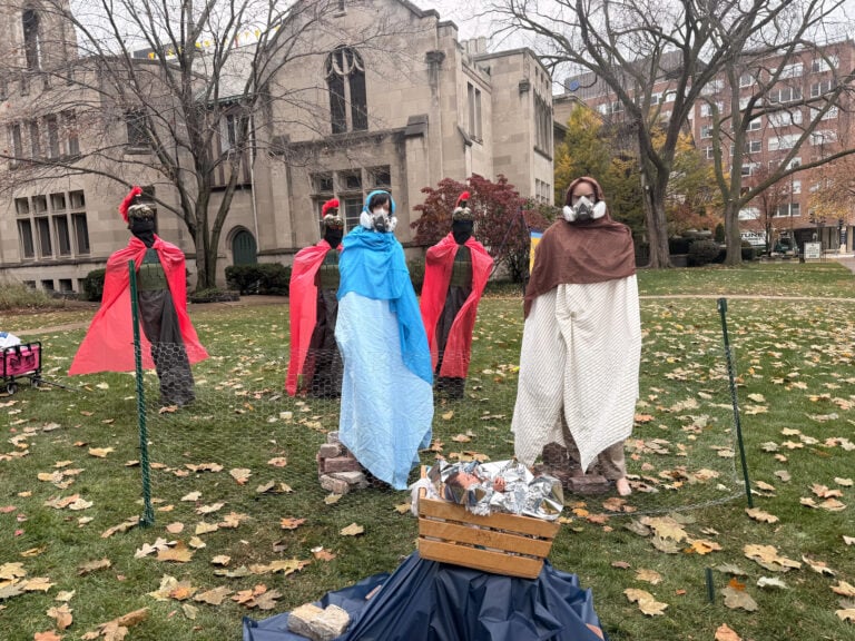 Polémica en Illinois por pesebre que denuncia políticas migratorias de EE.UU. con un Niño Jesús esposado