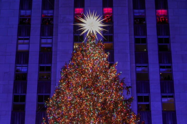 Marc Anthony prende el espíritu navideño en Rockefeller Center