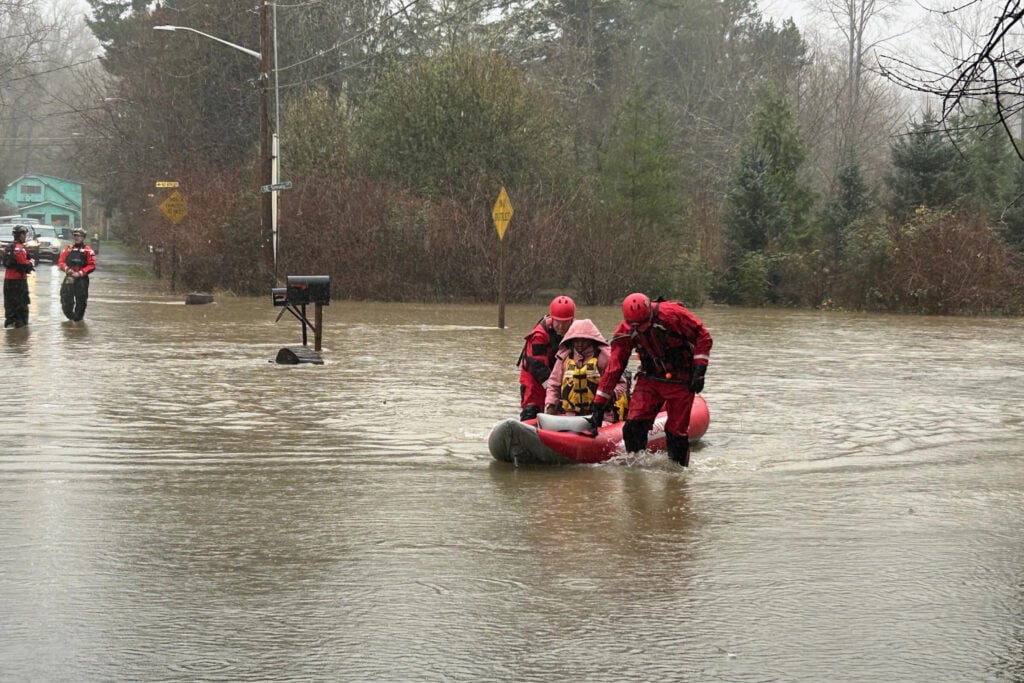 Washington declara estado de emergencia por inundaciones severas; más de 75.000 personas en riesgo