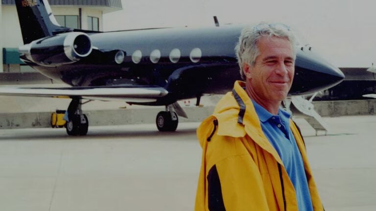 Archivos revelan que Trump voló al menos ocho veces con Jeffrey Epstein en los años 90