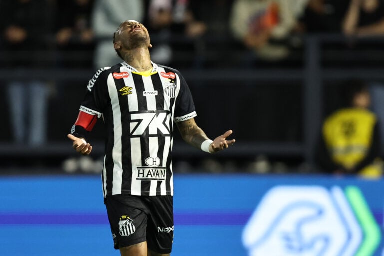 Neymar renueva su contrato con el Santos hasta diciembre de 2026