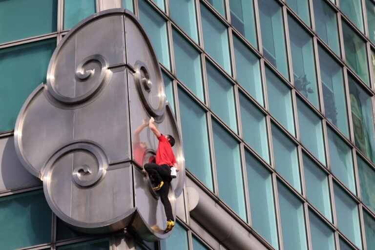Alex Honnold hace historia al escalar en ‘free solo’ el rascacielos Taipei 101