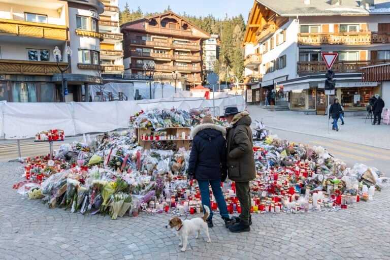 Autoridades suizas identifican a los 116 heridos y confirman 40 fallecidos tras incendio en bar de Crans Montana