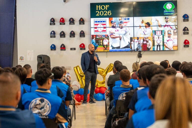 Carlos Beltrán regresa a su Academia en Manatí tras exaltación al Salón de la Fama
