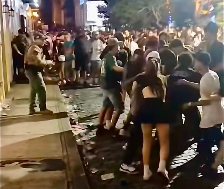 Menores de edad heridos con arma blanca en último día de fiestas de la Calle San Sebastián