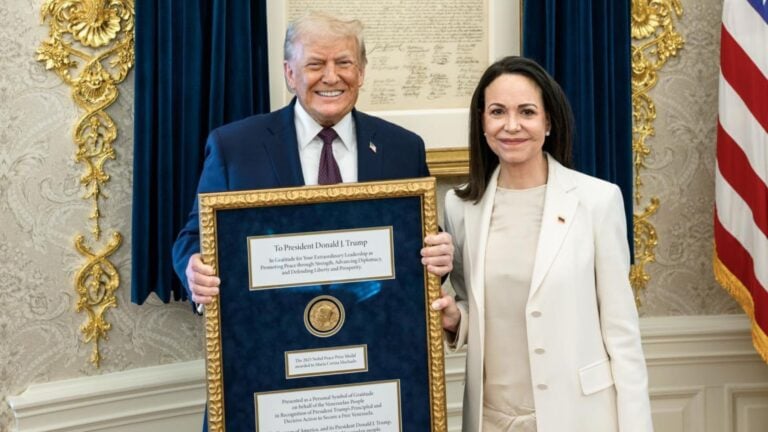 María Corina Machado entregó a Trump la medalla del Nobel de la Paz