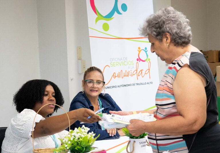 Municipio de Trujillo Alto ofrece ayuda para pago de agua y luz a adultos mayores