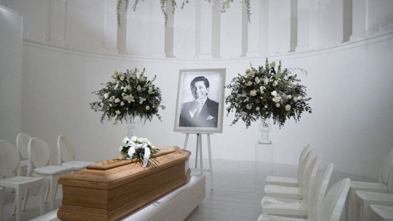 Roma despide al “grandioso” Valentino en un emotivo funeral rodeado de moda, cine y flores
