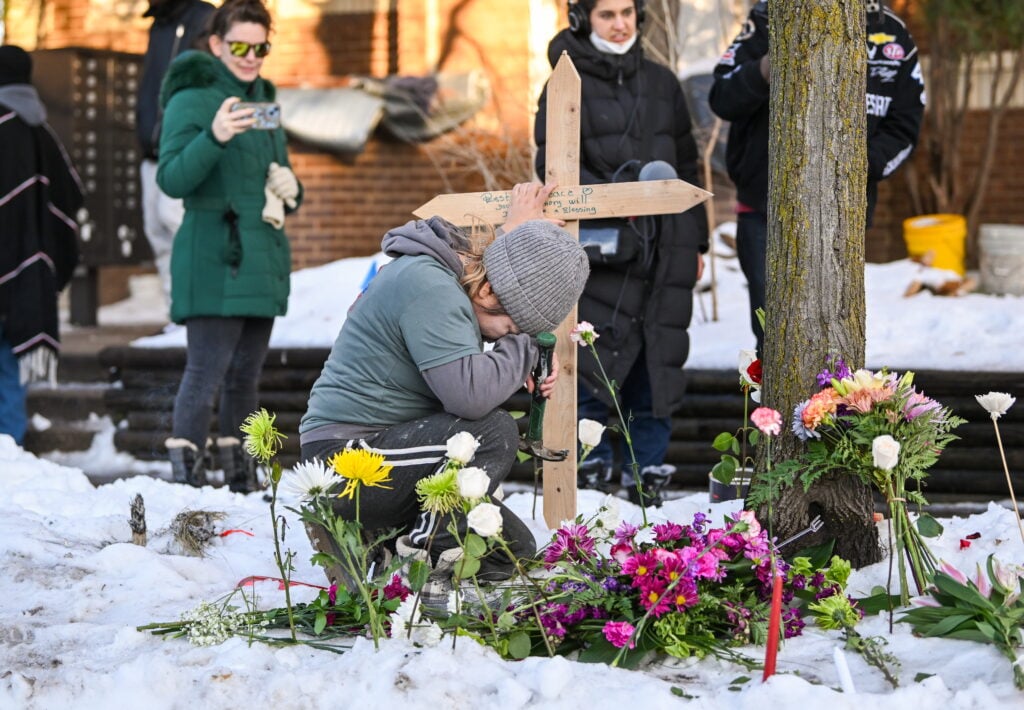 Miles rinden homenaje a mujer muerta por disparos de un agente de ICE en Minéapolis