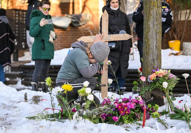 Miles rinden homenaje a mujer muerta por disparos de un agente de ICE en Minéapolis