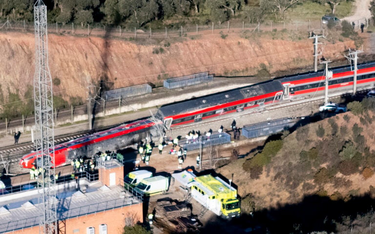 Choque de trenes en el sur de España provoca una de las peores tragedias ferroviarias del siglo