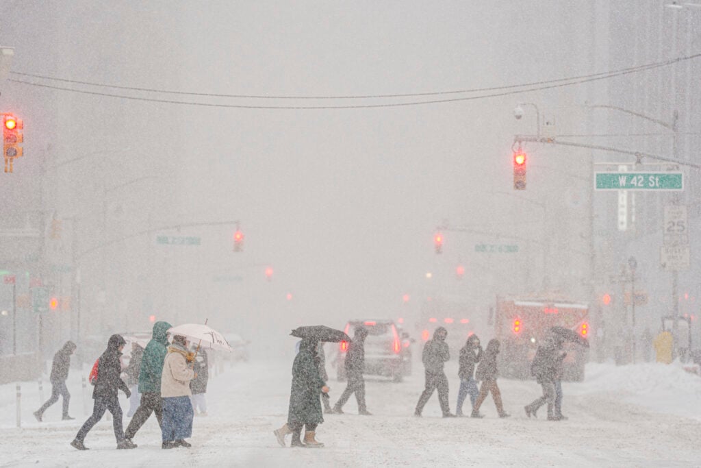 Tormenta de hielo y nieve deja más de un millón sin electricidad en EE.UU.