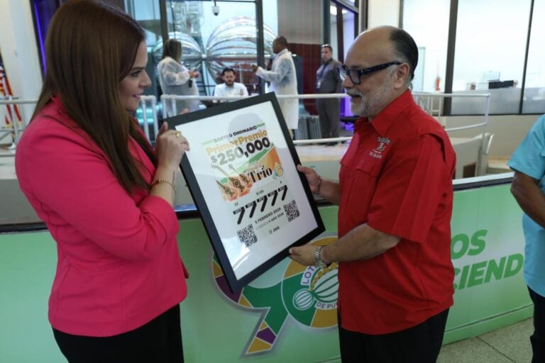Trío Los Condes recibe homenaje de la Lotería durante el Mes de la Música de Tríos