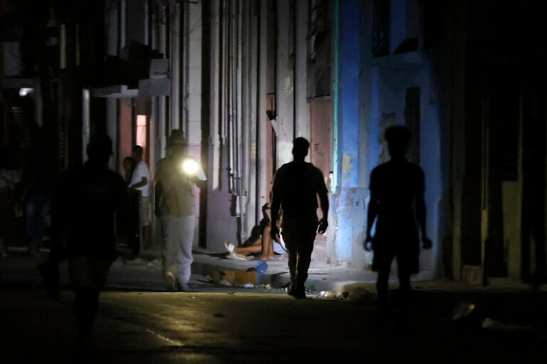 Crisis energética deja a Cuba con déficit récord que afectará a casi el 62 % del país