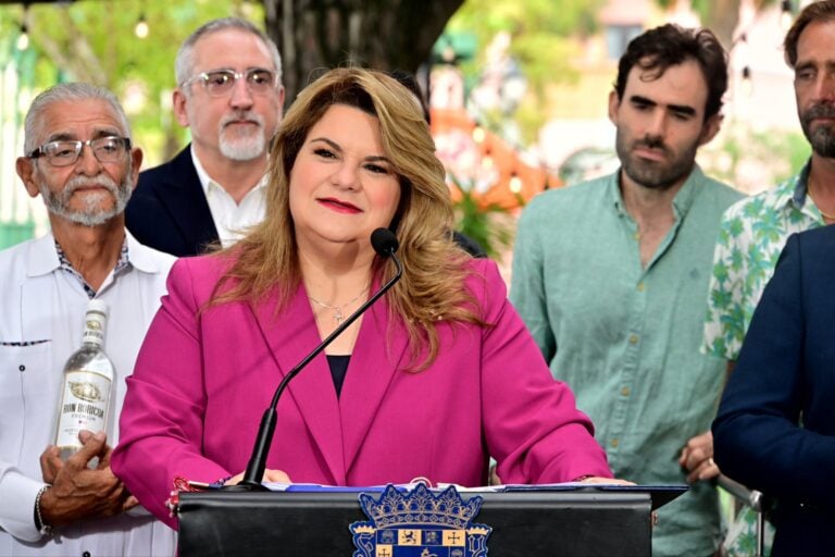 Tribunal determina que administración de Jenniffer González no puede exigir a periodistas credenciales del Estado para coberturas