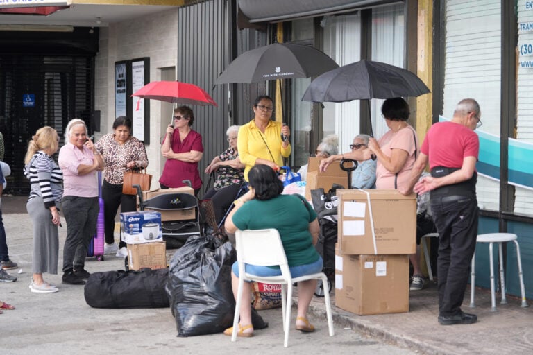 Cubanos en EE.UU. aceleran envíos de ayuda a la isla pero piden a Trump más restricciones