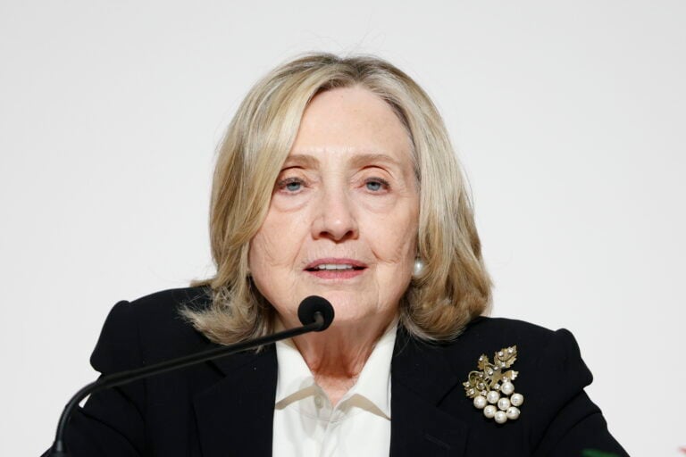 Hillary Clinton reta a republicanos a declarar en público sobre vínculos con Epstein