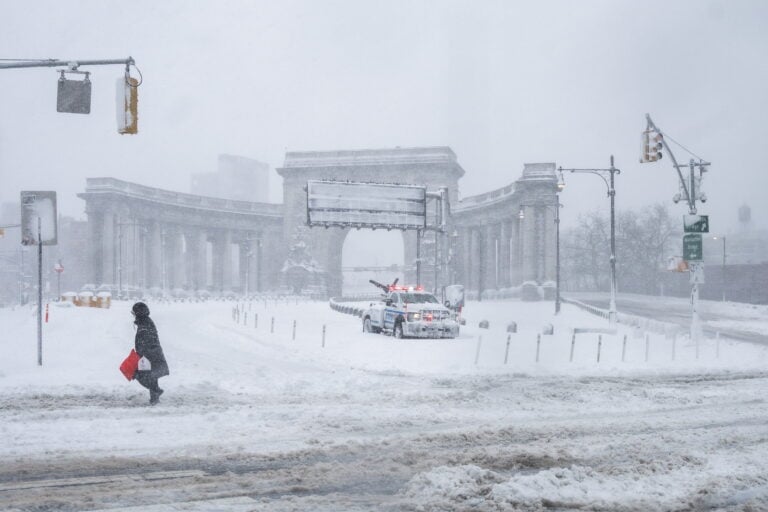 Tormenta invernal paraliza el noreste de EE.UU. y deja acumulaciones históricas de nieve en Nueva York