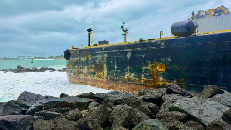 Remoción de barcaza encallada en El Morro se retrasa por fuerte oleaje