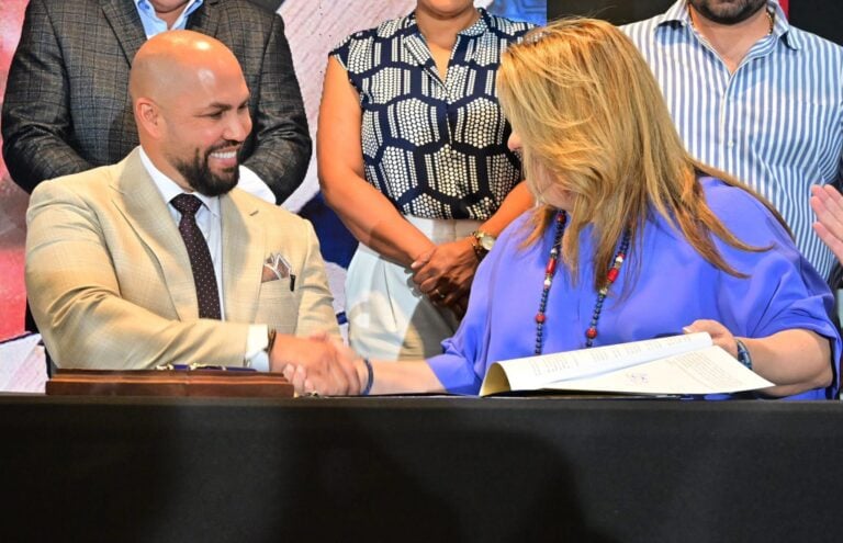 Designan tramo de la PR-670 en Manatí con el nombre de Carlos Iván Beltrán