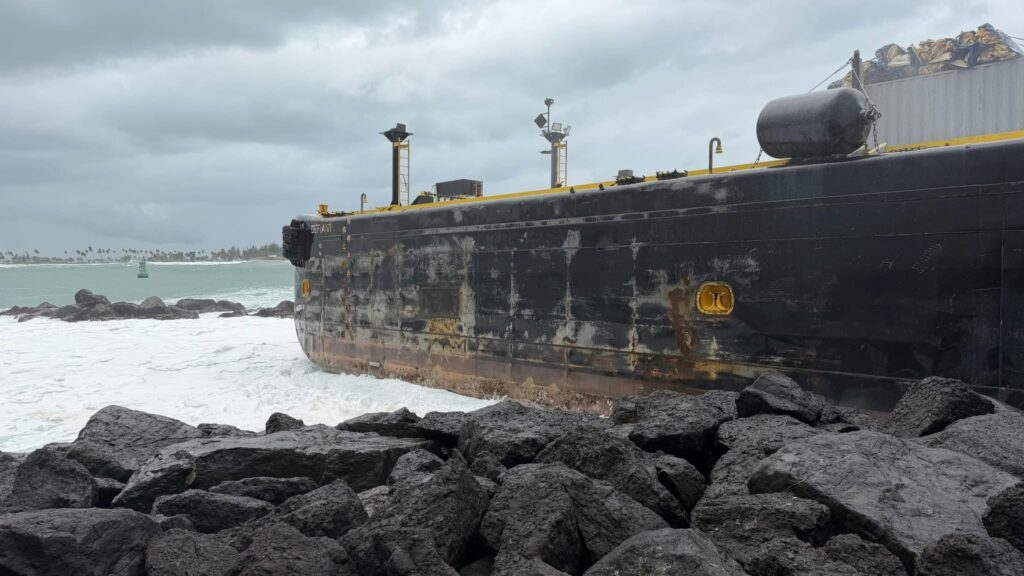 Aprueban plan para retirar barcaza encallada frente a El Morro