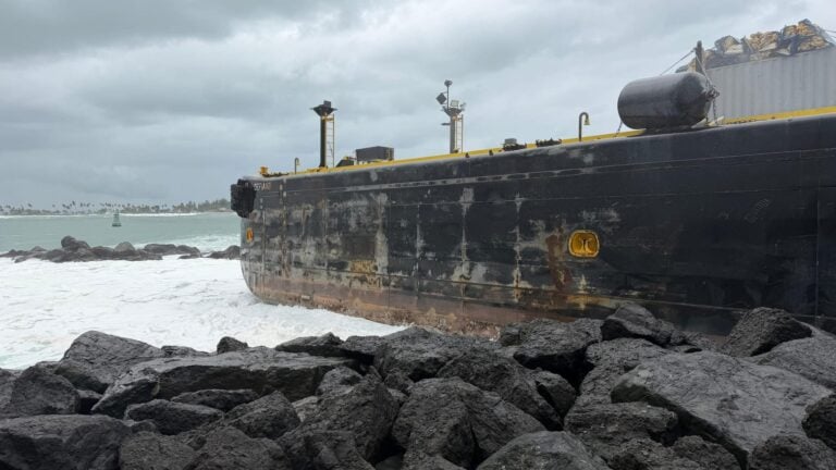 Aprueban plan para retirar barcaza encallada frente a El Morro