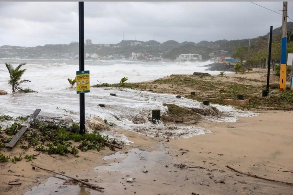 Aguadilla pide a residentes y visitantes mantenerse fuera de las áreas costeras