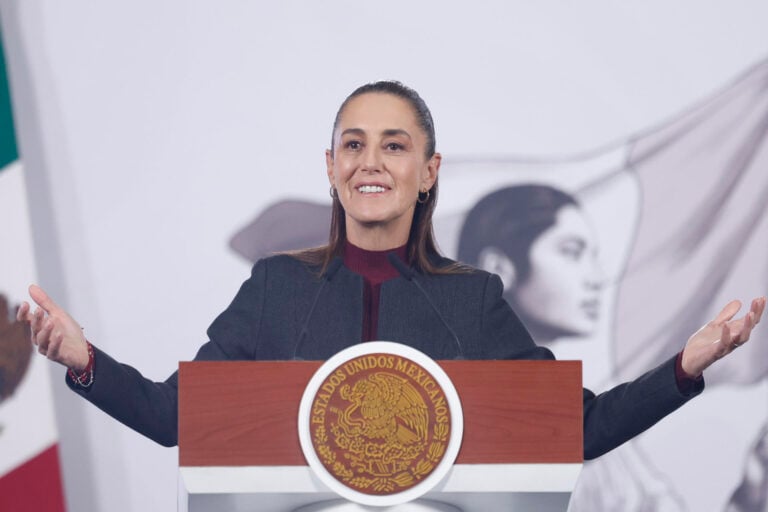 México abre la puerta a un puente aéreo con Cuba tras el envío de ayuda humanitaria