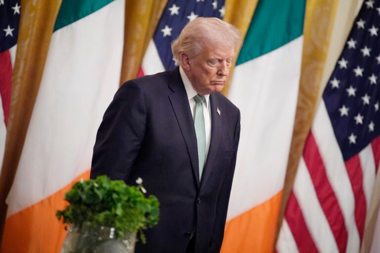 Trump culpa a demócratas por caos en aeropuertos de EE.UU. en medio de cierre presupuestario