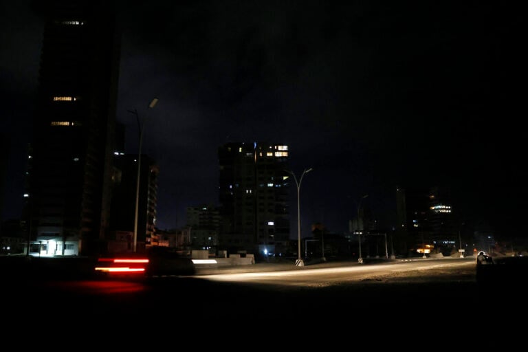Cuba permanece sin electricidad casi en su totalidad tras su sexto apagón en año y medio