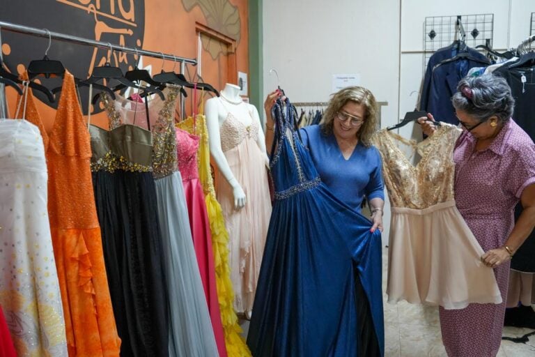 “La Percha 704” regalará trajes de prom a jóvenes graduandos de escasos recursos