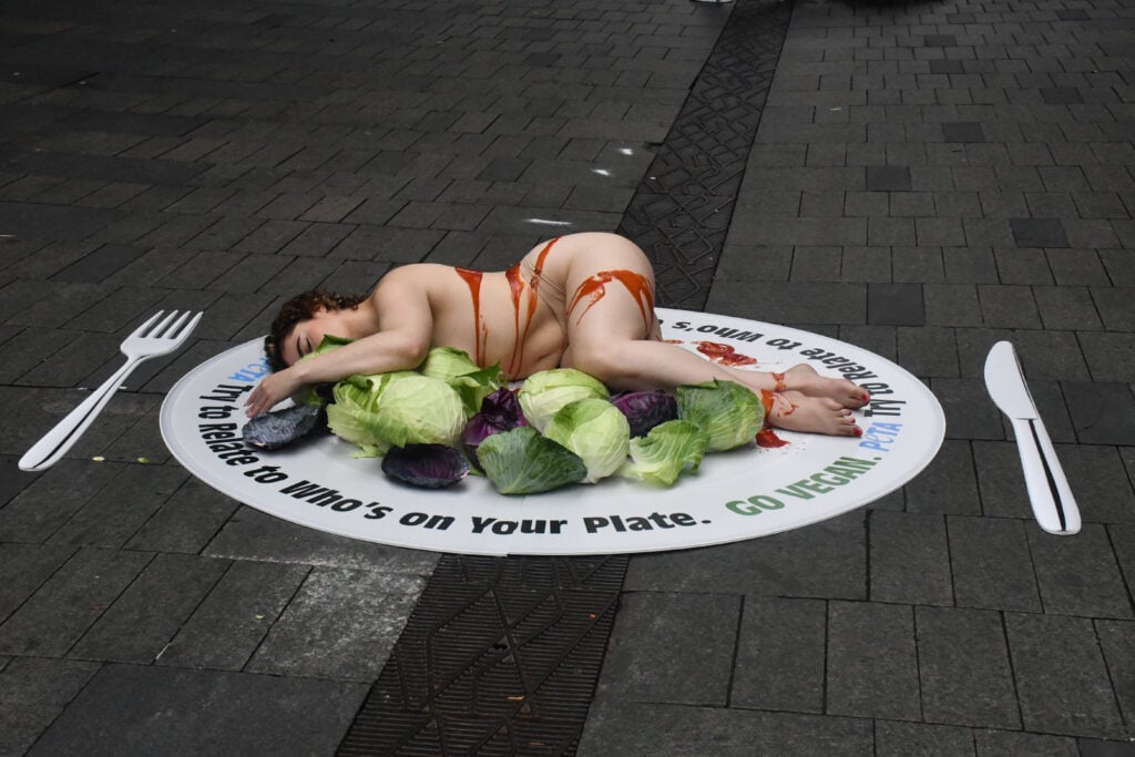 PETA protesta en Sídney con modelo sobre un plato contra consumo de carne