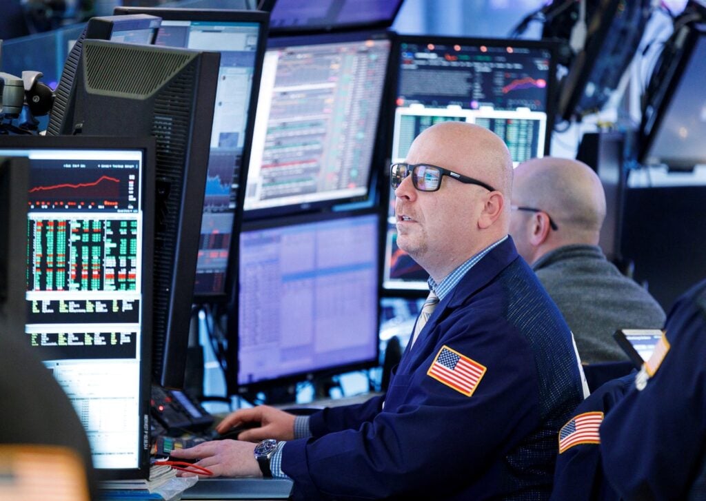 Petróleo supera los $100 y sacude Wall Street en medio de tensión global