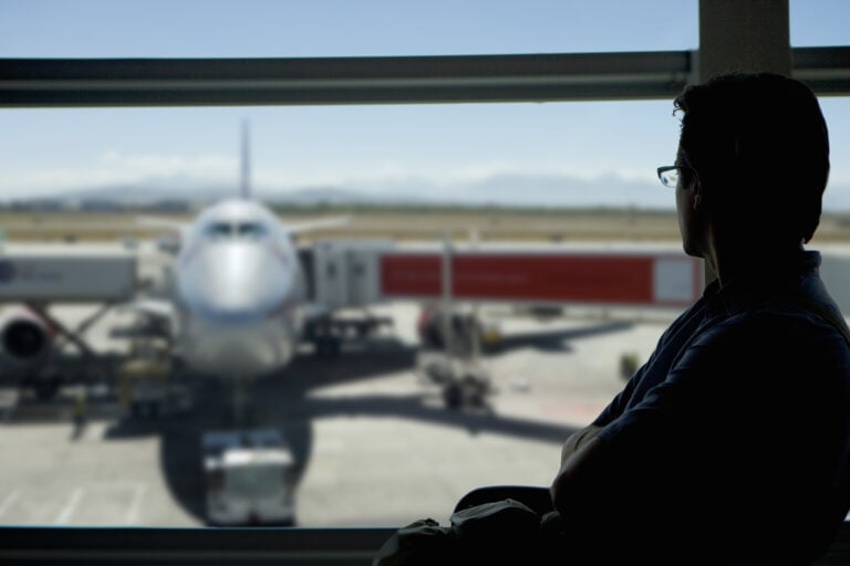 Cancelaciones y retrasos de vuelos en el aeropuerto Luis Muñoz Marín afectan a más de 4,700 pasajeros