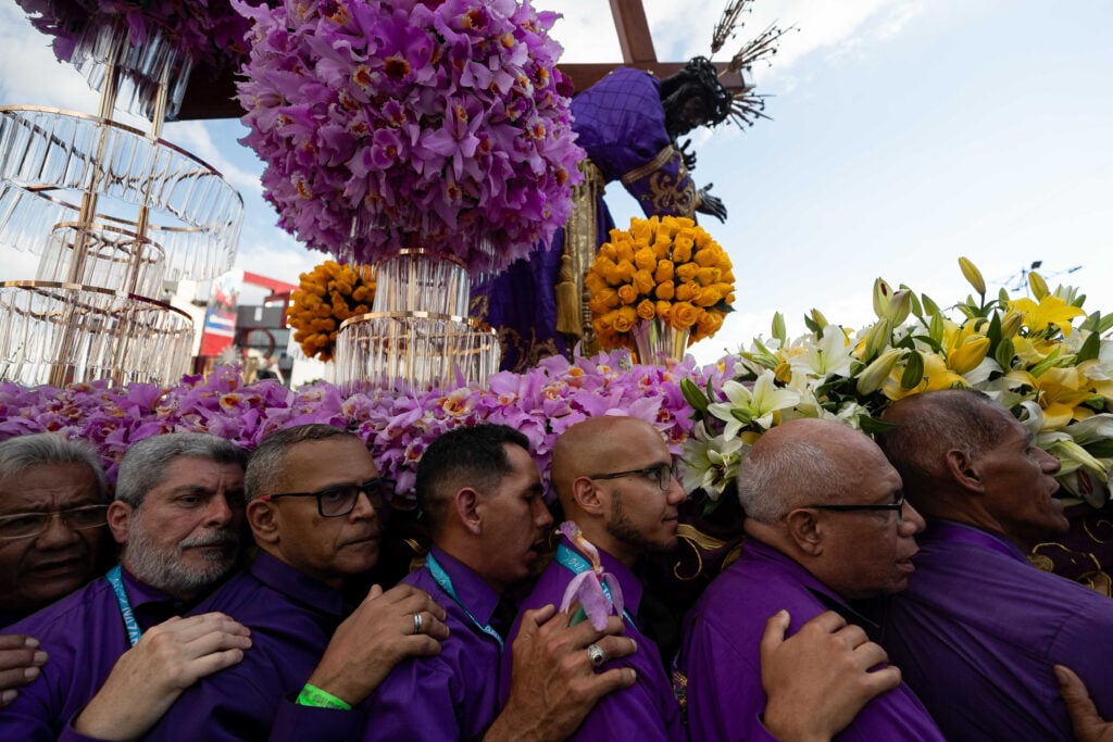 Miles de fieles participan en histórica tradición religiosa en Caracas