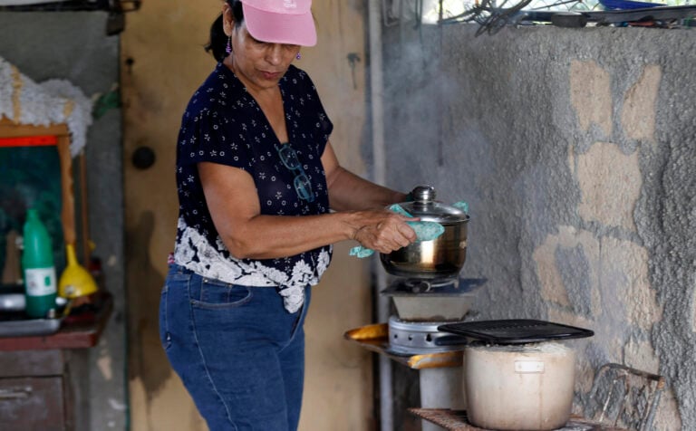 Escasez de efectivo en Cuba agrava crisis y obliga a largas filas en bancos