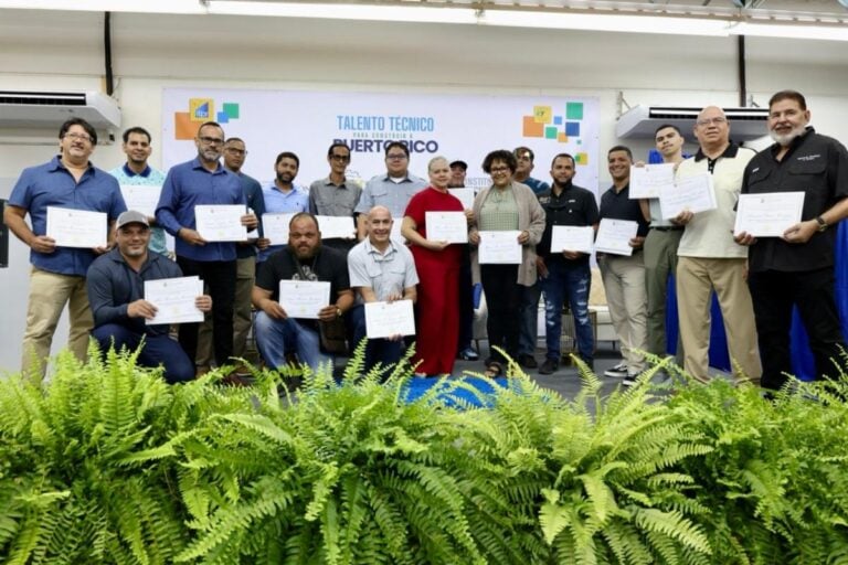 Educación entrega 70 credenciales en construcción y plomería para impulsar empleos en Puerto Rico