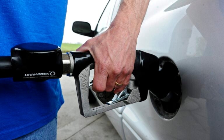 El petróleo se dispara a más de $111: por qué esto podría afectar tu bolsillo
