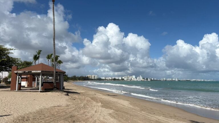 Carolina cierra su balneario por corrientes marinas peligrosas y olas de hasta 14 pies en la costa norte