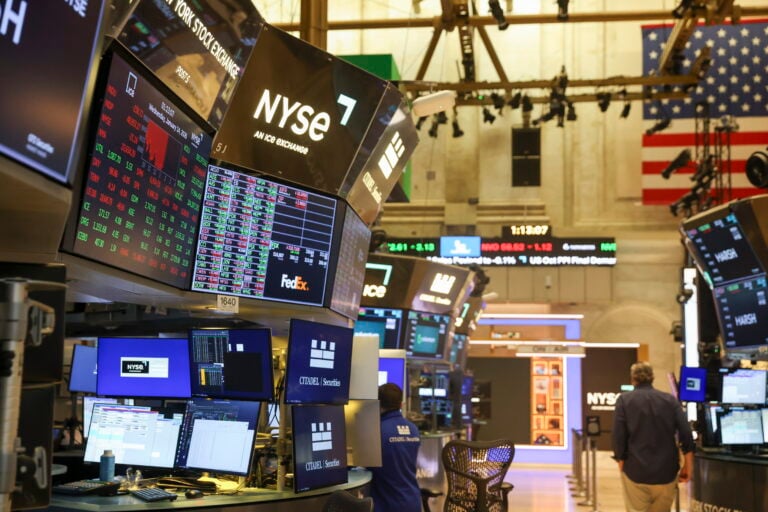 Wall Street abre mixto pendiente de Irán y amenaza de Trump por petróleo