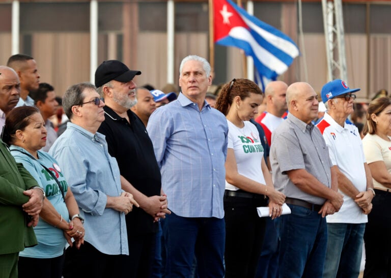 Díaz-Canel participa en marcha con baja asistencia en medio de crisis energética en Cuba