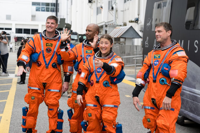 Astronautas de Artemis II completan su primer día en órbita terrestre antes de viajar a la Luna