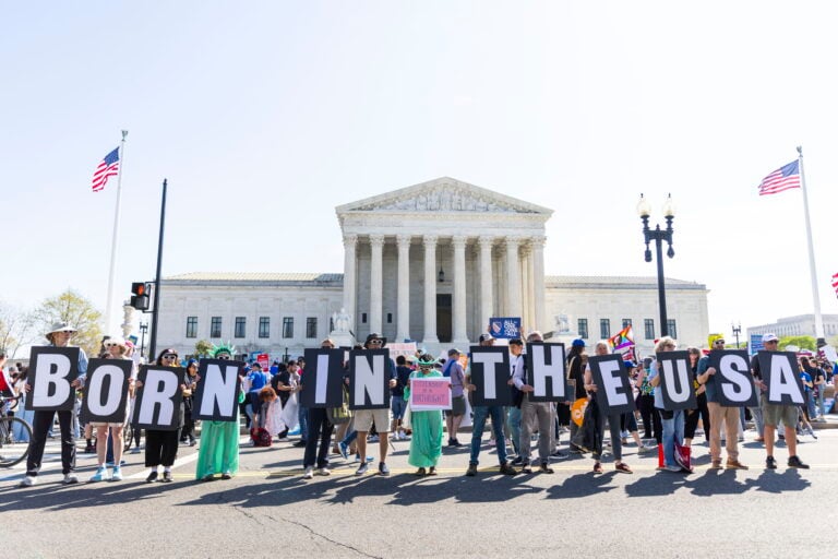 Jueces del Supremo cuestionan intento de Trump de limitar ciudadanía por nacimiento