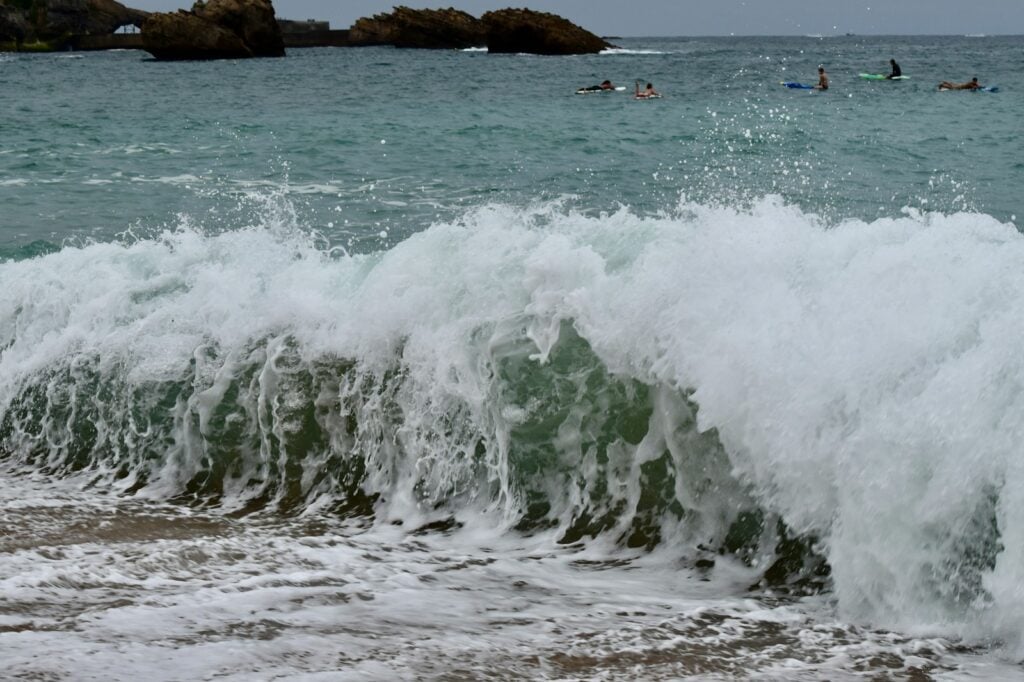 ocean waves crashing on brown rock formation during daytime