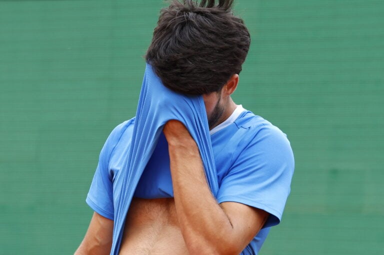 Carlos Alcaraz no jugará Roland Garros ni Roma por lesión en la muñeca