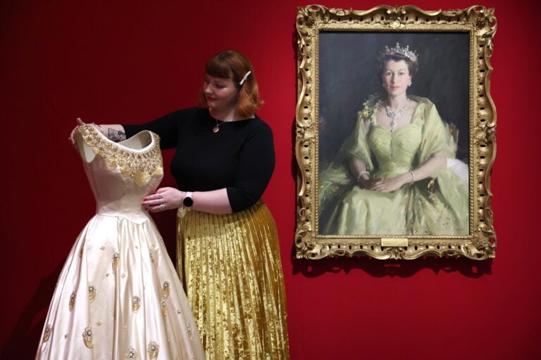 Exponen el icónico estilo de la reina Isabel II en Londres: más de 200 piezas históricas