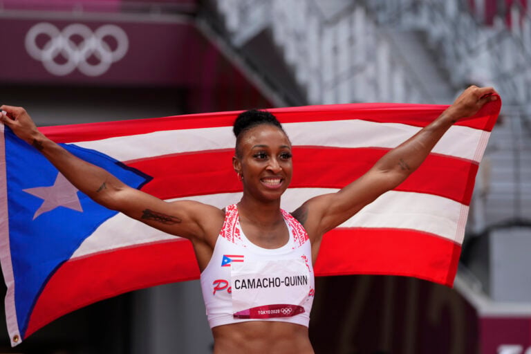 Estudiantes de 7mo grado logran que se firme ley para reconocer a mujeres en el deporte en Puerto Rico