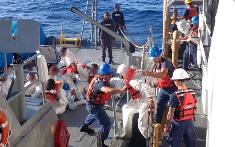 Guardia Costera repatria 21 migrantes tras intervención en el Pasaje de Mona