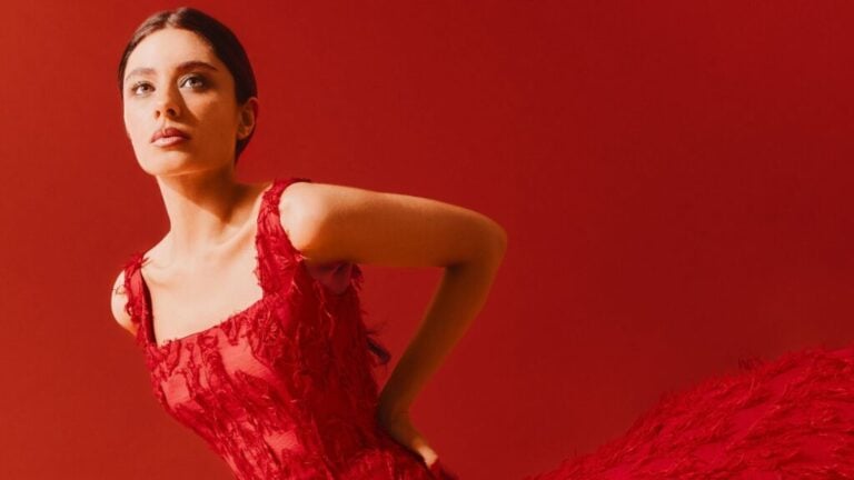 El rojo regresa con fuerza y se apodera de la moda global